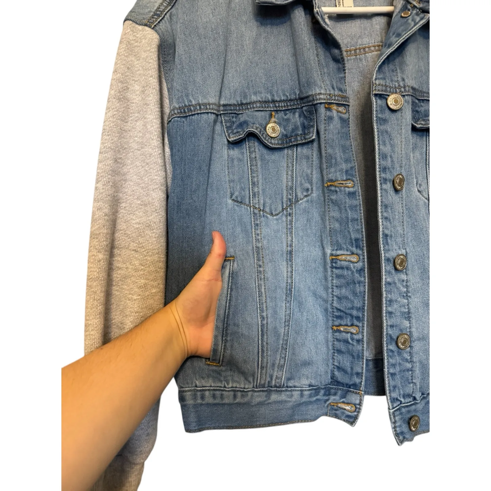 Forever 21 Denim Jacket with Grey Sweatshirt Sleeves Size Small - Image 3