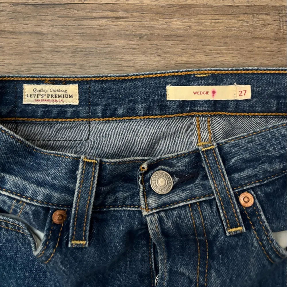 Levis wedgie straight size 27 - Image 3