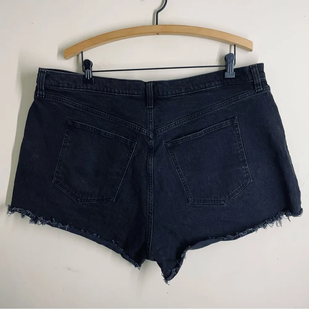 Abercrombie Curve Love High Rise Mom Short size 35 black frayed raw hem - Image 4