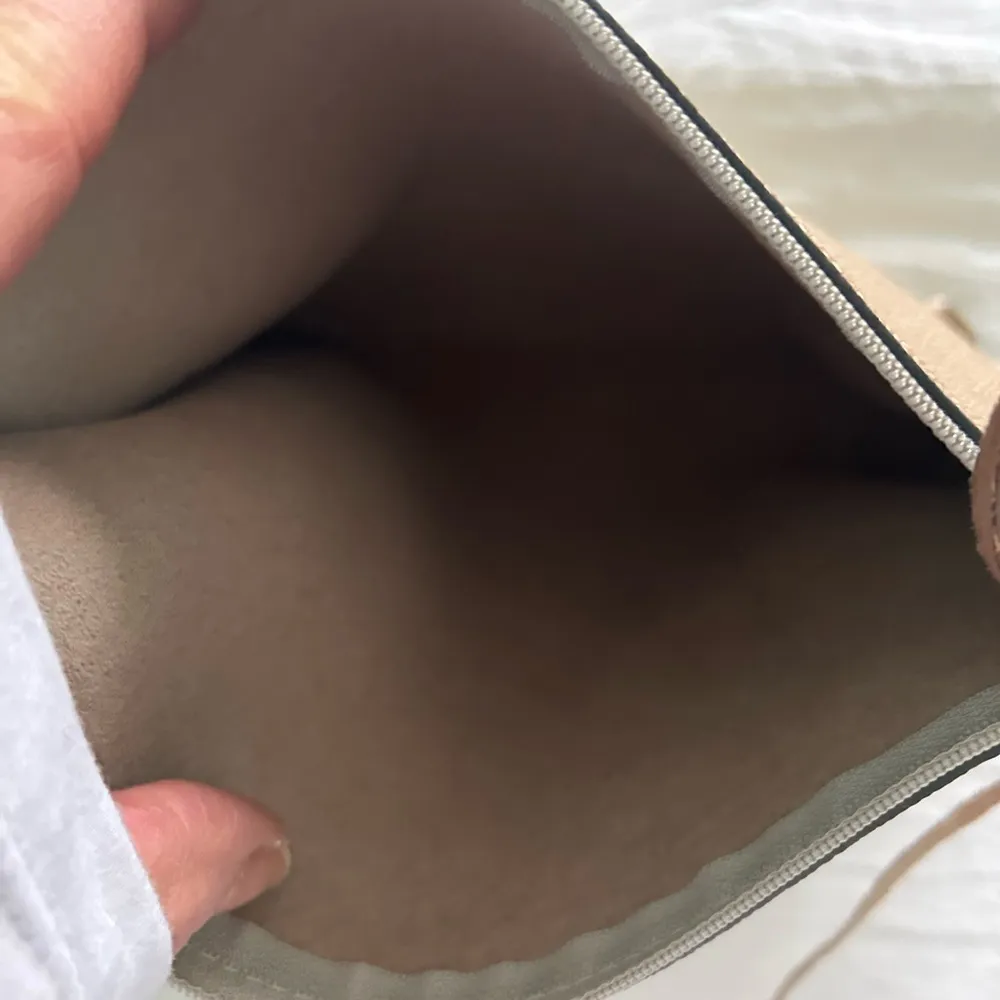 B. May bag - Image 4