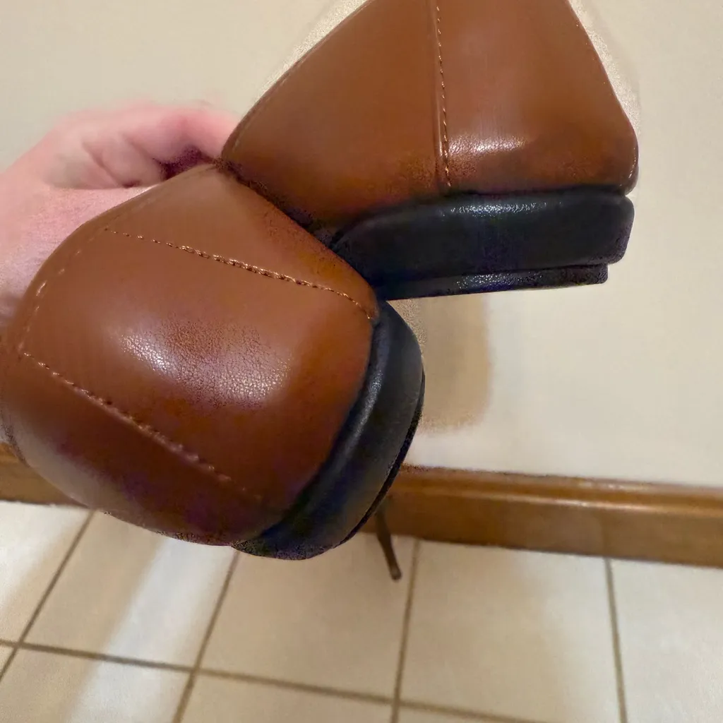 Aerosoles  | Tan Leather Loafers with Gold Chain - Image 6