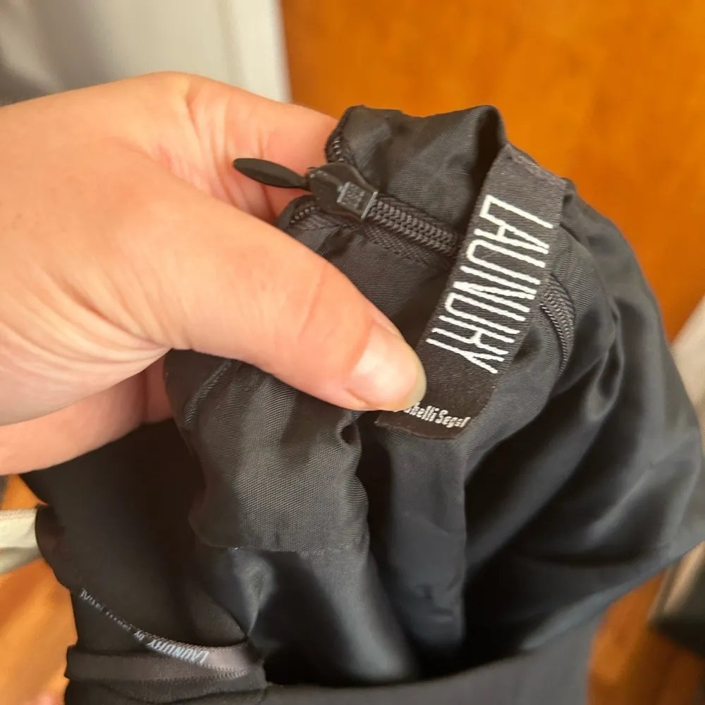 LAUNDRY BY SHELLI SEGAL VINTAGE HIGH NECK LITTLE BLACK DRESS - Image 4