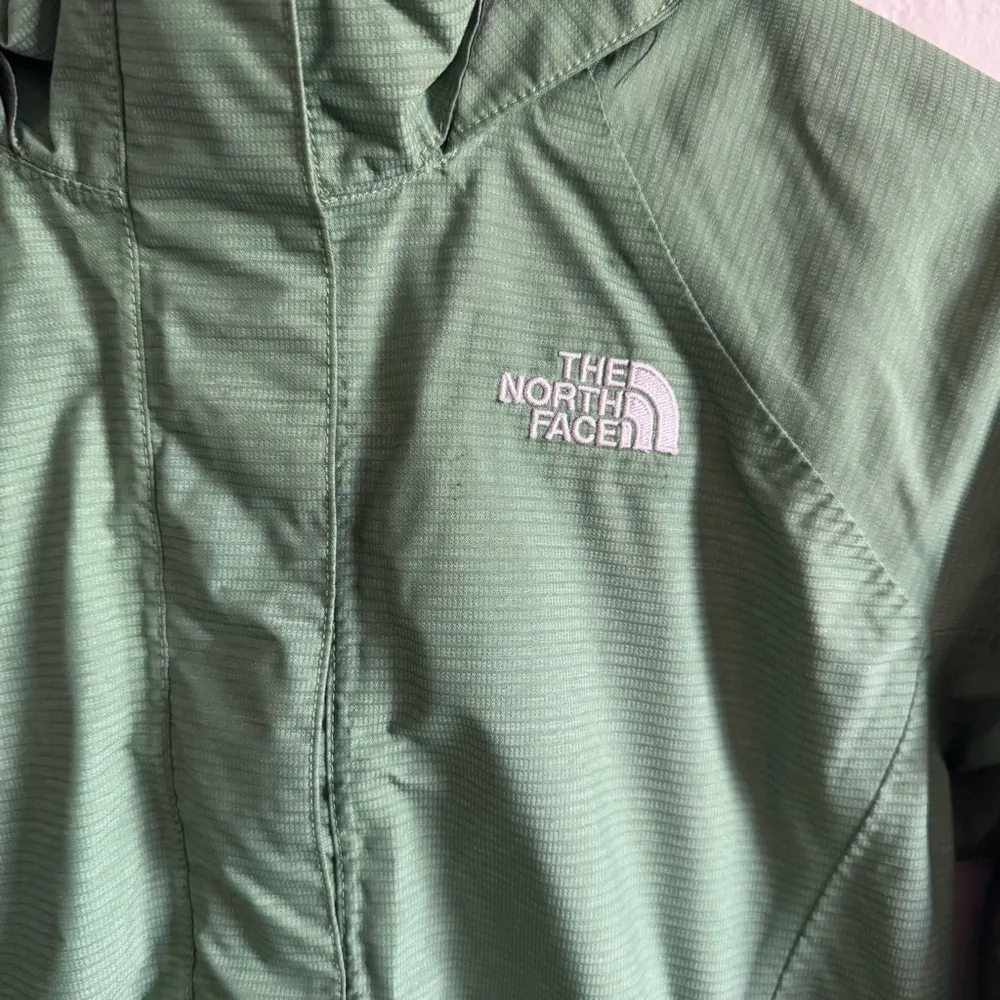Green north face rain jacket key with hood and bill size xs - Image 2