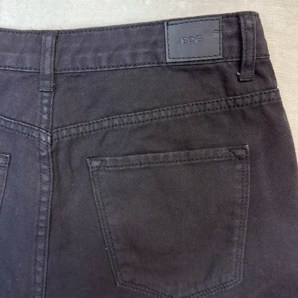 BDG Urban Outfitters Women’s Lou High Rise hi-low Shortie- size 29 W - Image 2