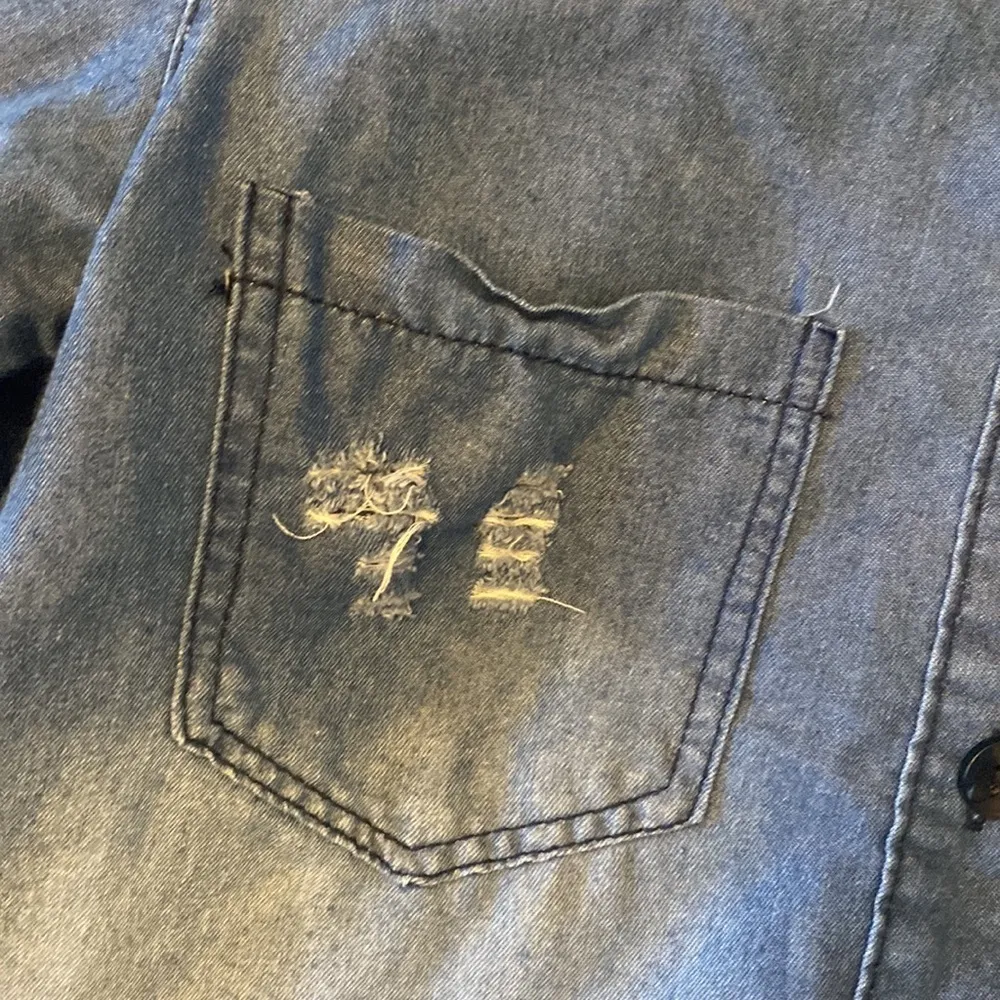 Thrill Jeans High Low distressed‎ chambray button down blouse size M Size M - Image 6