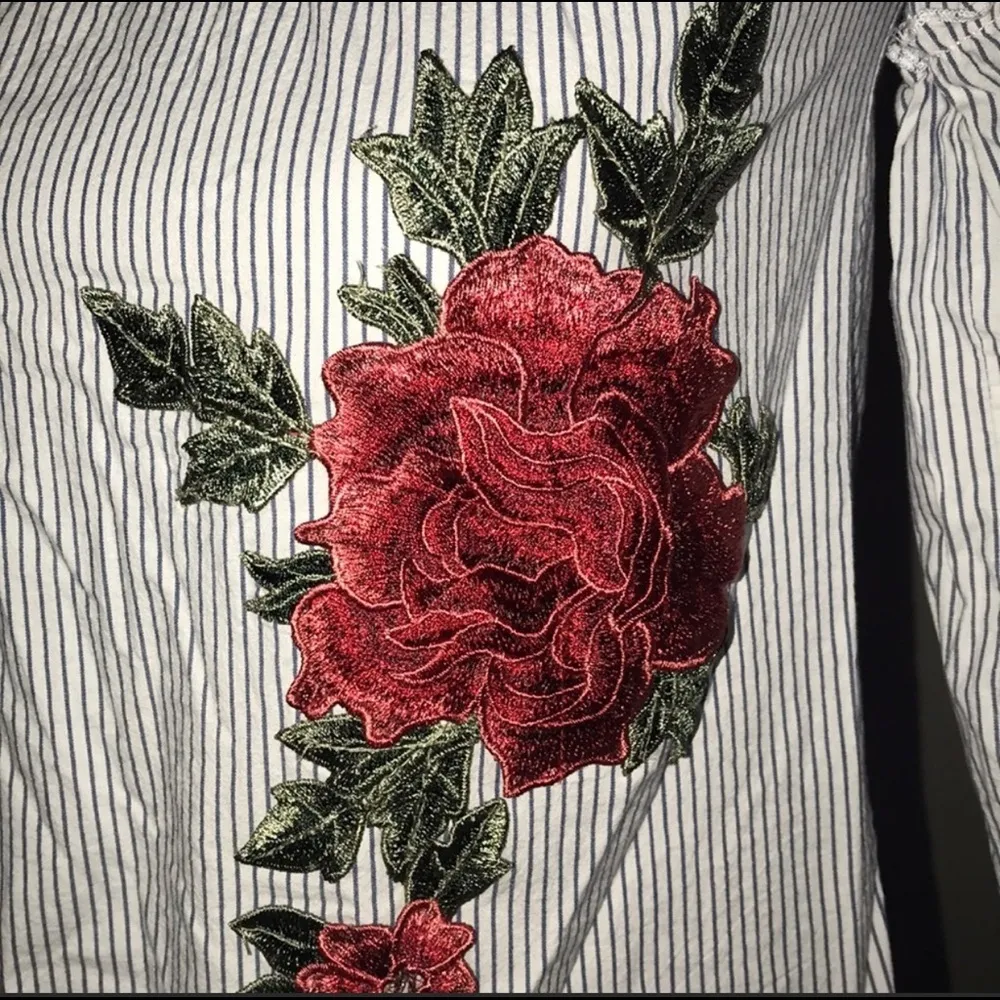 Potters Pot off shoulder blouse with floral design - Image 7