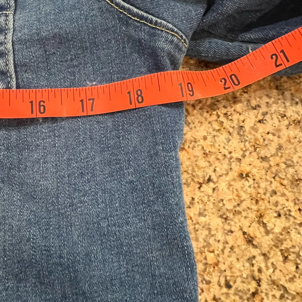 True Religion
Jimmy SN Crop Denim Jacket Size Medium EUC - Image 4