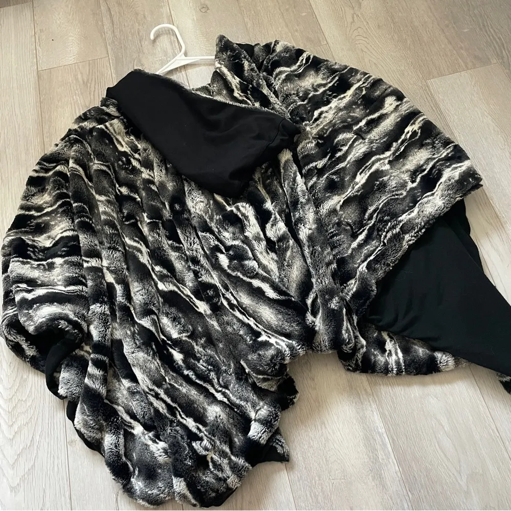 Leyendecker Festival Sweater faux fur poncho Black (one size) rave party funky Size undefined - Image 4