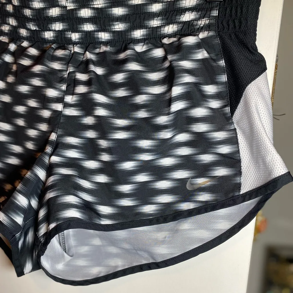 Nike  Pro Black & White Shots Small EUC - Image 2