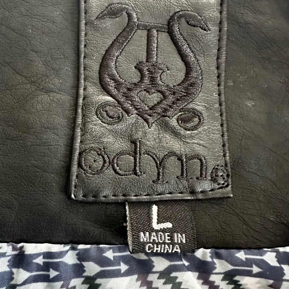 Odyn Women’s Black Vegan Leather Moto Jacket. Quilted sides Metal Accents. Size L - Image 6