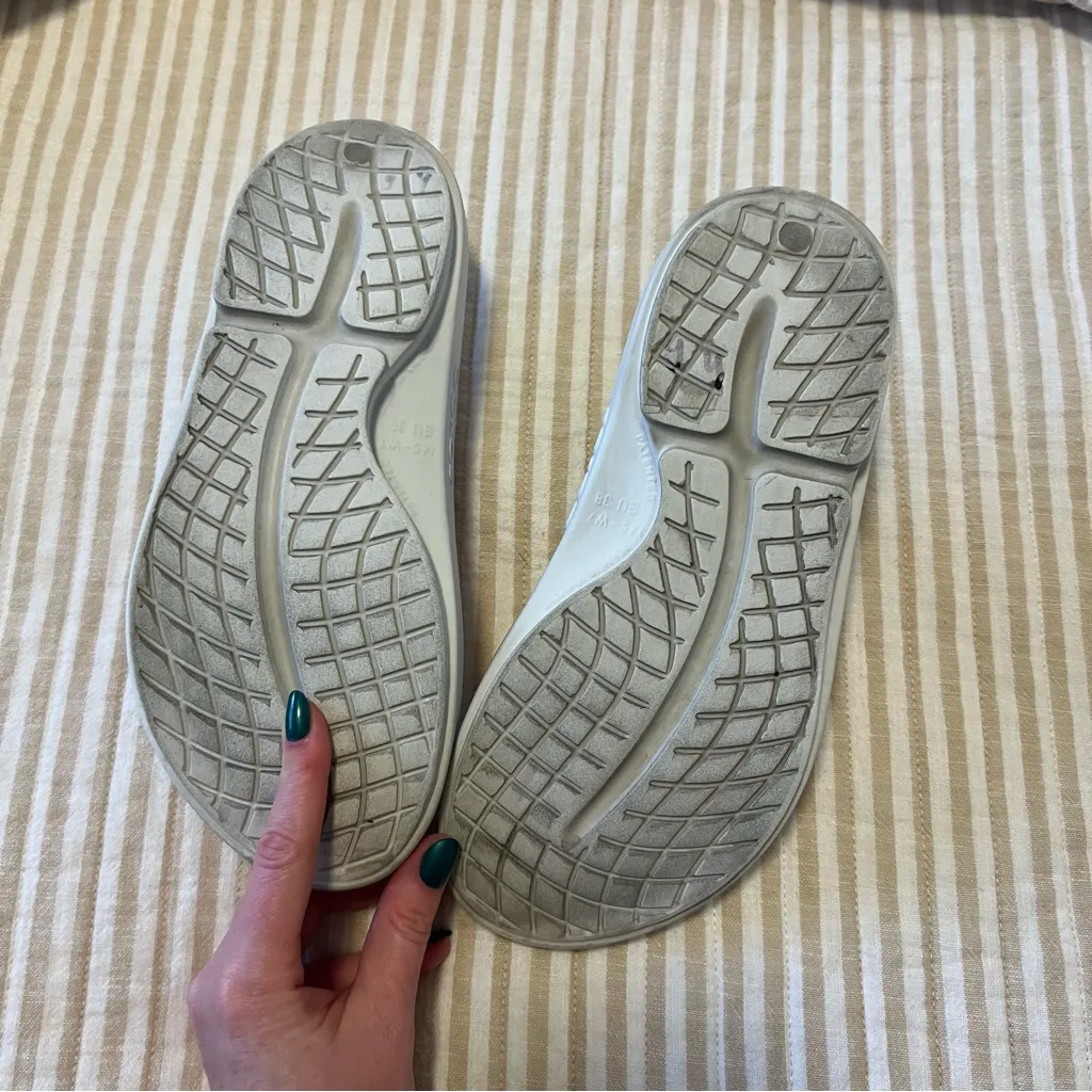 OOFOS OOahh Limited Edition Cherry Blossom White Floral Sandals M5 / W7 Size 7 - Image 3