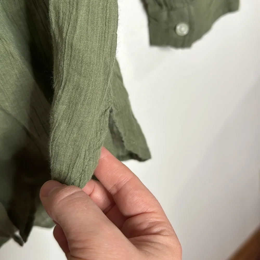 Aerie crinkle gauze cotton relaxed button down shirt in olive hue size L - Image 9