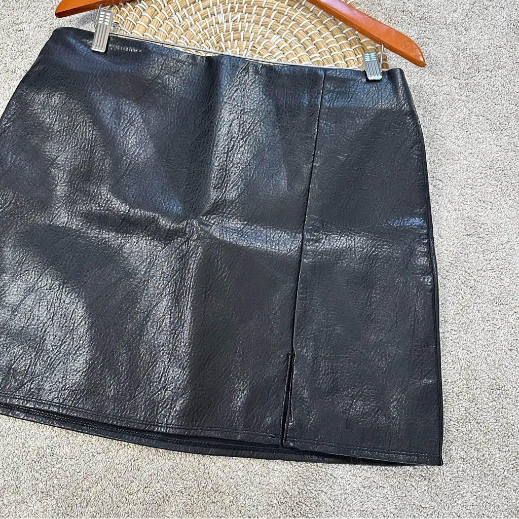 NWT Old Navy Women’s Heritage Fitted Mini Skirt Faux Leather in Black Jack L - Image 3