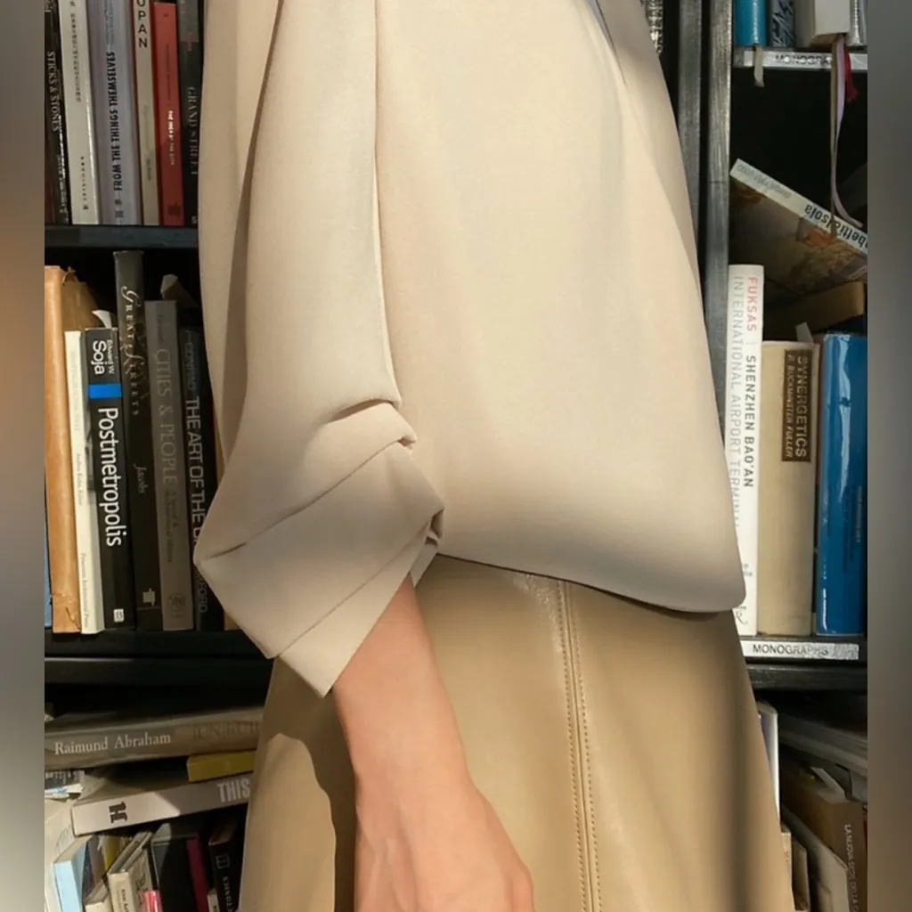 Aritzia Babaton Atelier Cropped Power Blazer Cream Size 10 Classic Chic Preppy - Image 5