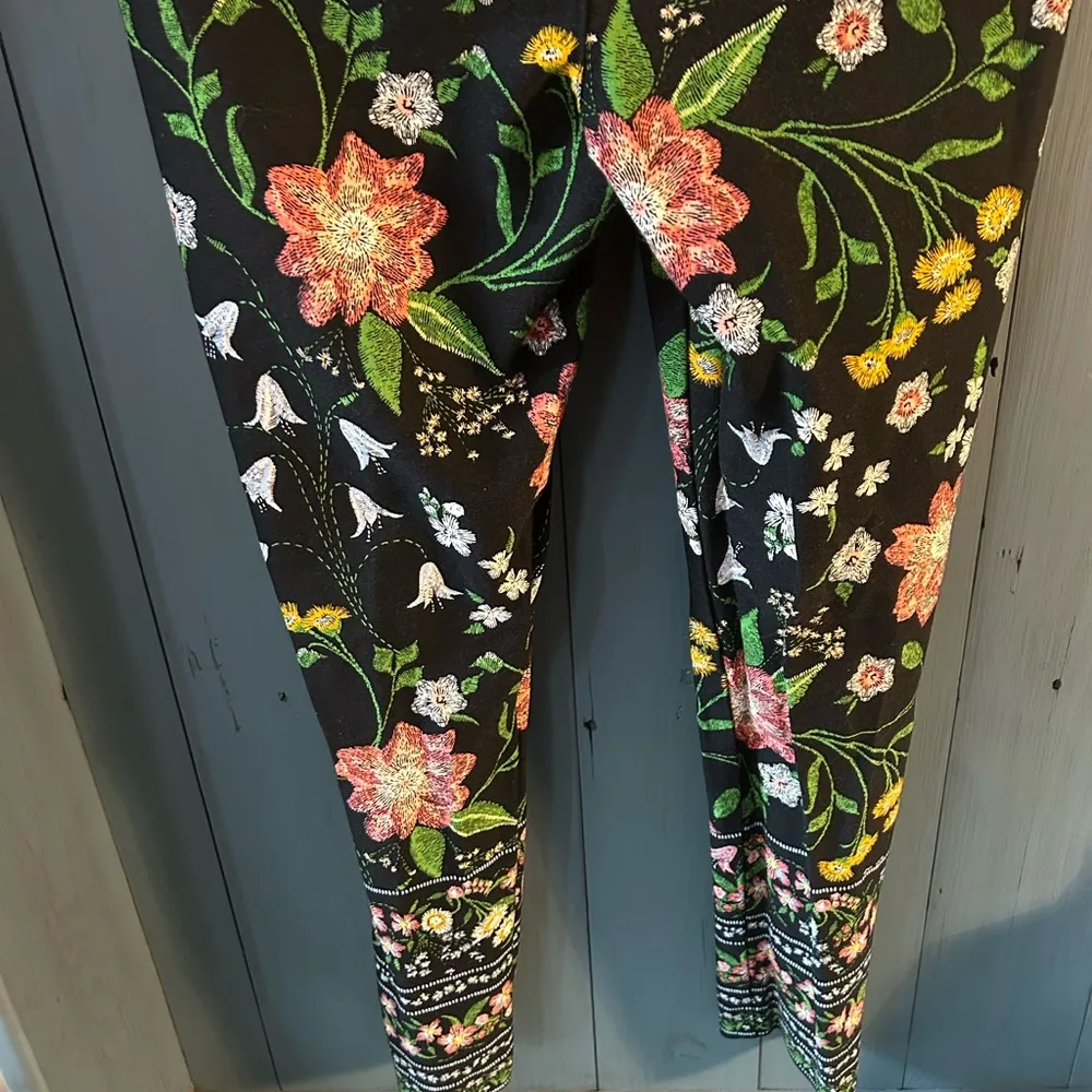 Old Navy Pixie Mid Rise Floral Black Cropped Ankle Pant Size 4 - Image 5
