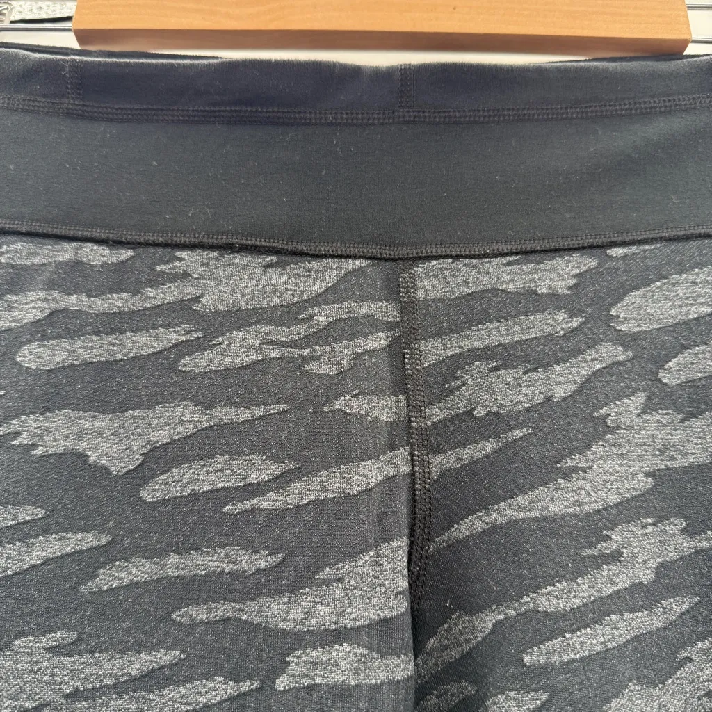 Under Armour Fitted HeatGear Black & Gray Camo Mid Rise Leggings‎ Sz L - Image 6