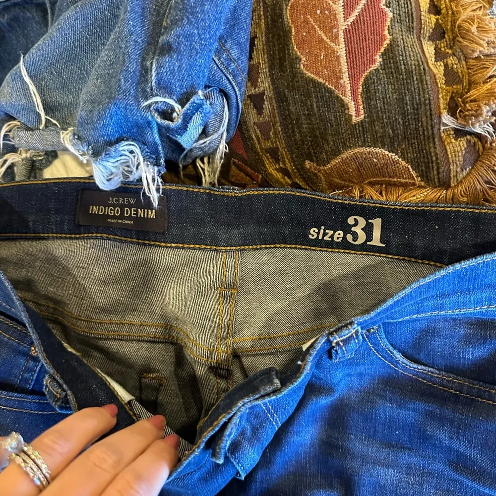 J CREW INDIGO DENIM Women’s Distressed Low Rise Frayed Hem Denim Shorts - Image 4