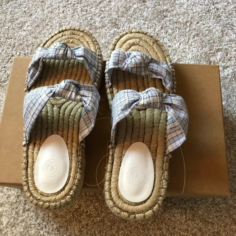 sandals, size 8, run small - Image 2