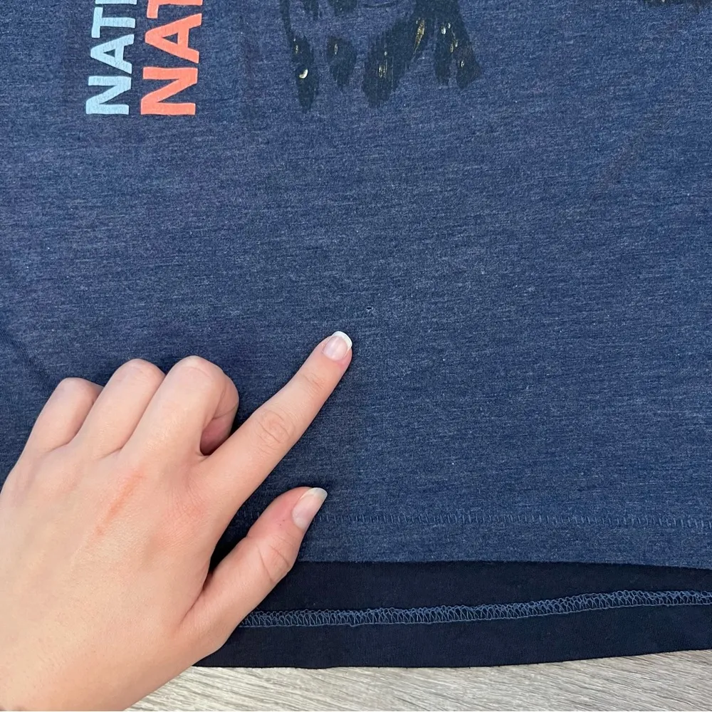 Smithsonian National Museum of National History Giraffe shirt size medium Blue - Image 10