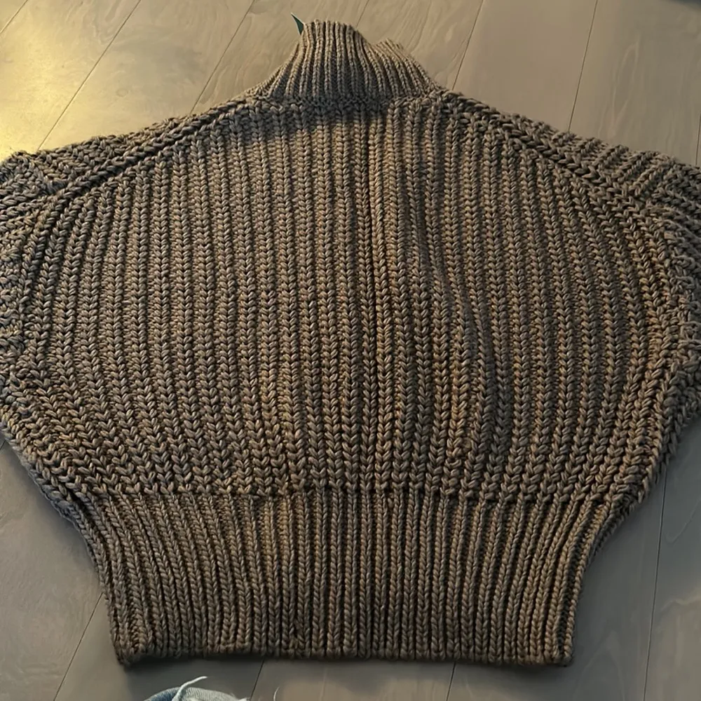 BNWT H&M cropped cable knit sweater taupe size small - Image 4