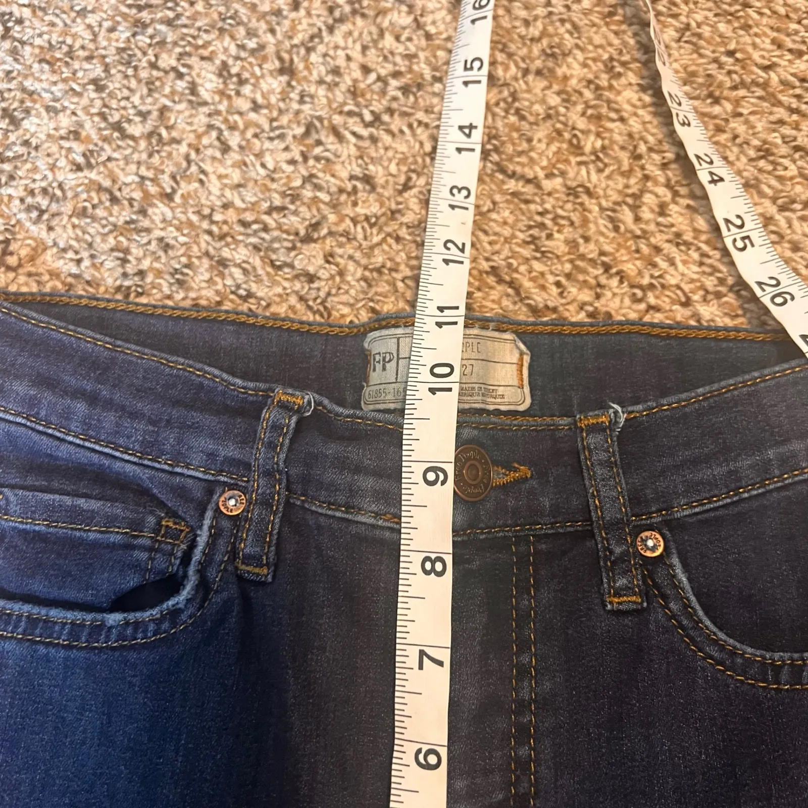 Free People Distressed Skinny Jeans Size‎ 27 Ripped Knee Dark Wash Denim - Image 4