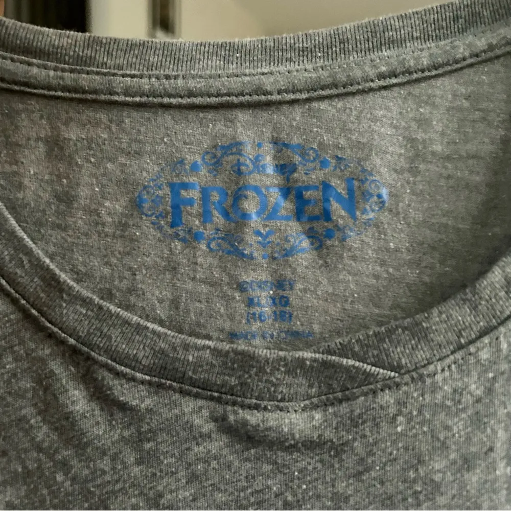 🦋 Disney Frozen Grey Short Sleeve T-Shirt Tee XL Anna Elsa Olaf - Image 4