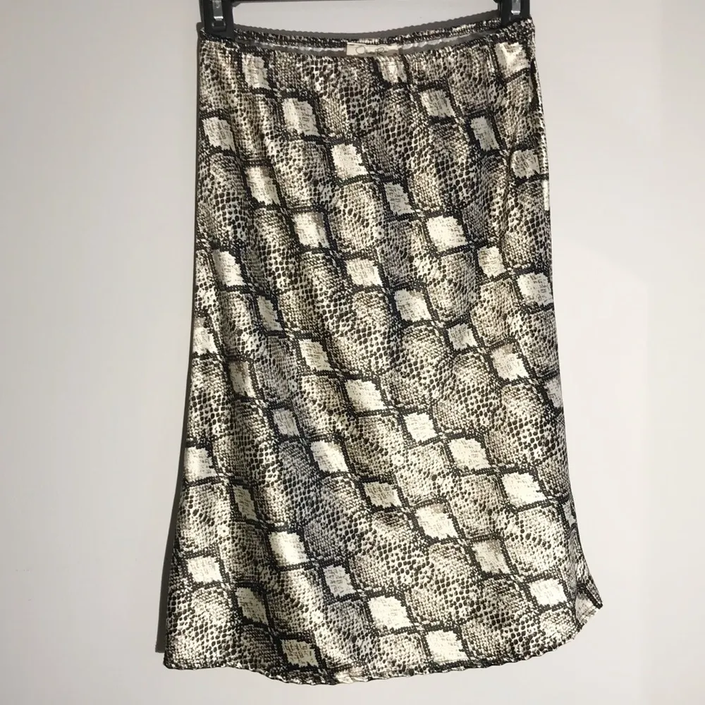 NWT Black and White Satin Snake Print Midi Skirt - Image 5
