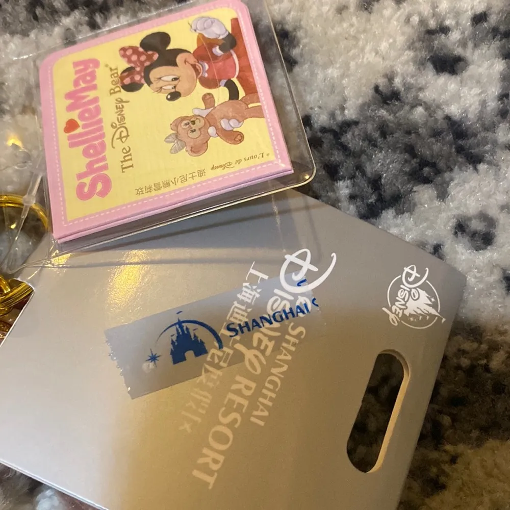 Disney Shellie May 2022 Christmas Limited Edition Key Chain - Image 4