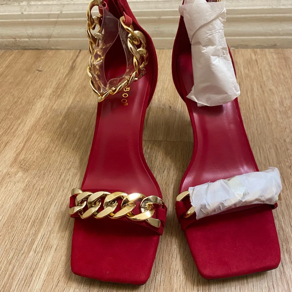BAMBOO Red Heels with Gold Chain Accent - Image 4