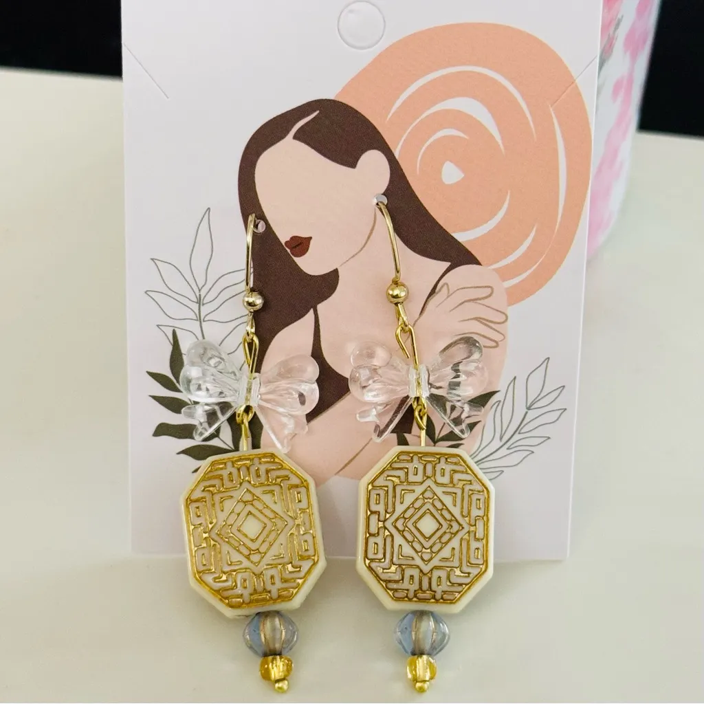 Elegant Gold Earrings with Bow Accent - Image 2