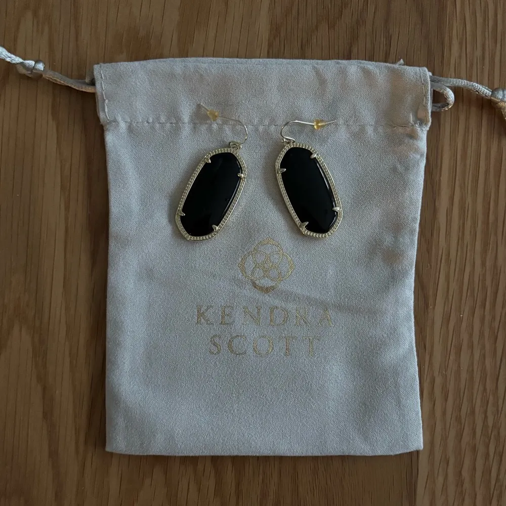 Kendra Scott ‘Elle’ Black and Gold Statement Earrings - Image 2