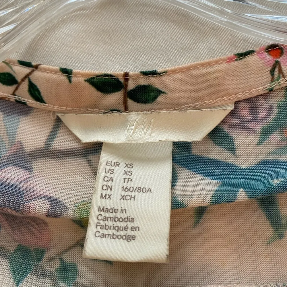 H&M 3/4 Sleeve V-Neck Top Birds Butterflies & Flowers XS 🌸🌸🌸Host Pick - Image 7