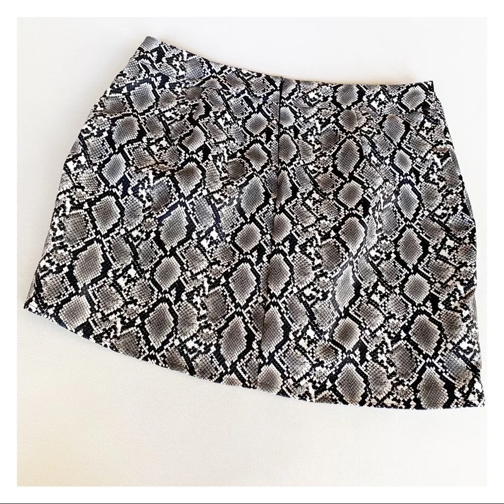 Kendall & Kylie Snake Print Faux Leather Skirt - Image 9