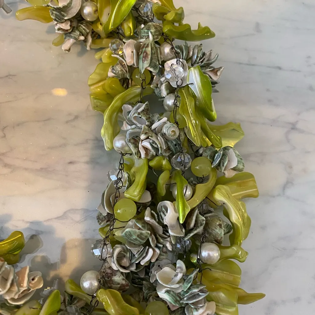 Stunning Tropical Shell Bib Necklace EUC - Image 2