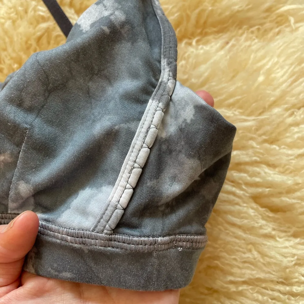 Lululemon Hot N’ Sweaty sports bra white coal tinted canvas super tie dye gray - Image 3