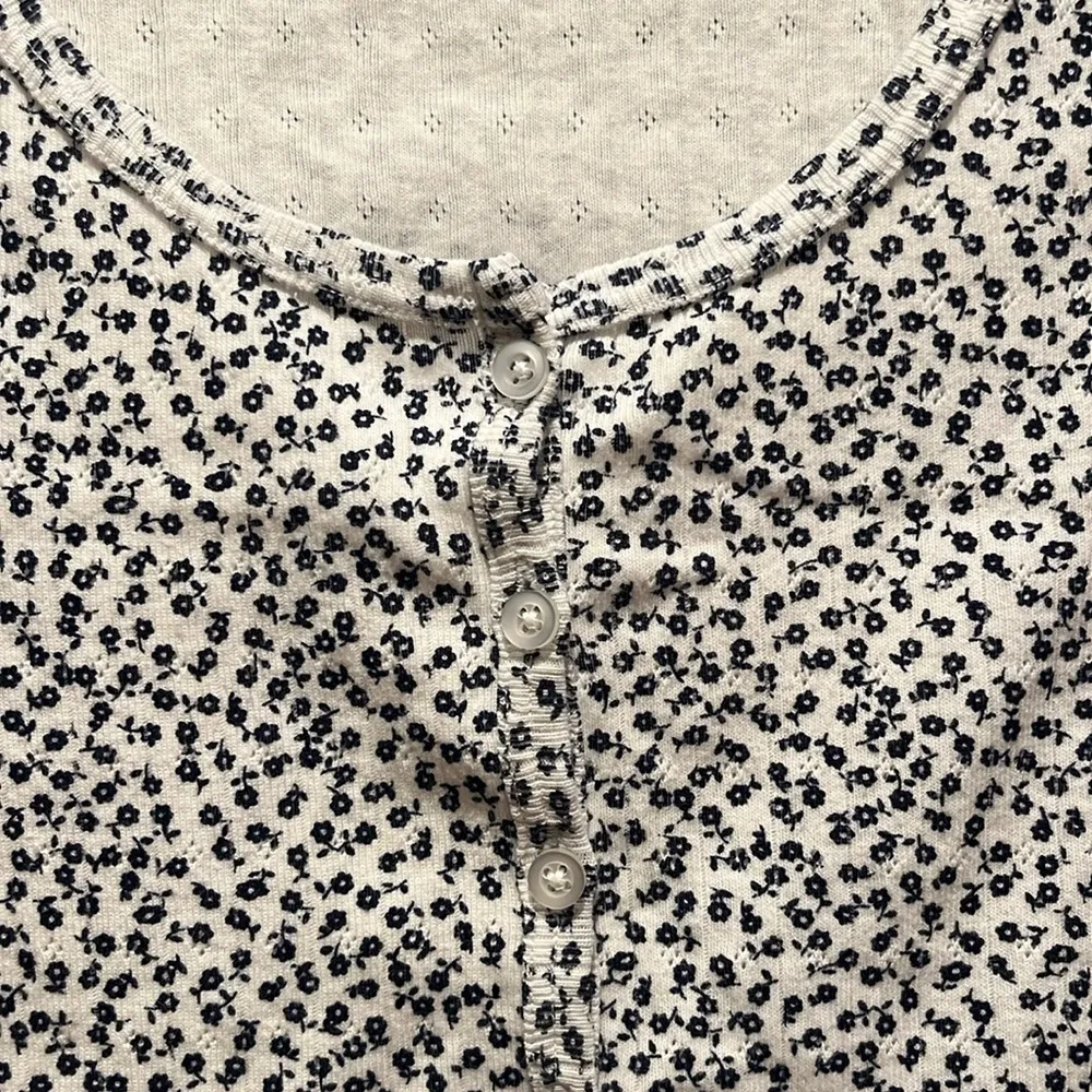 Brandy Melville Women’s Floral Button Down Lettuce Trim Shirt Size XS-Small - Image 3