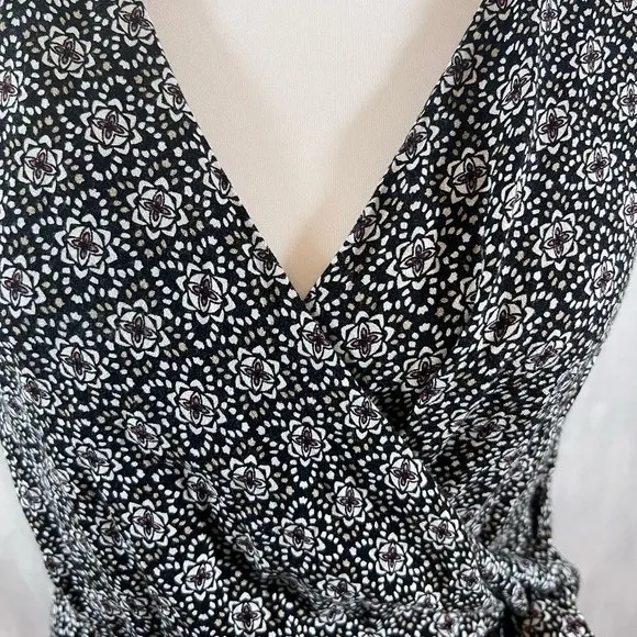 Sadie & Sage black and pink print open back wrap top romper size small - Image 2