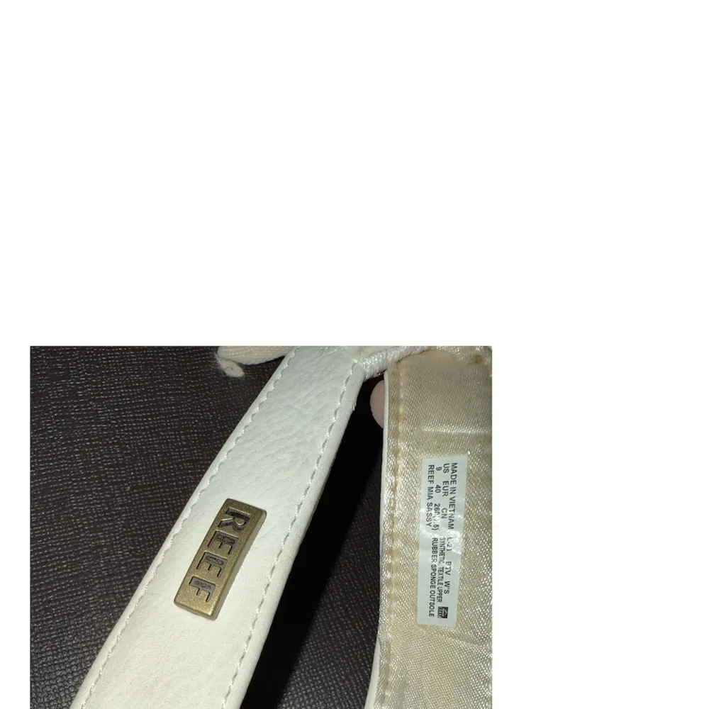 Reef Black and Cream Sandals size 9 - Image 4