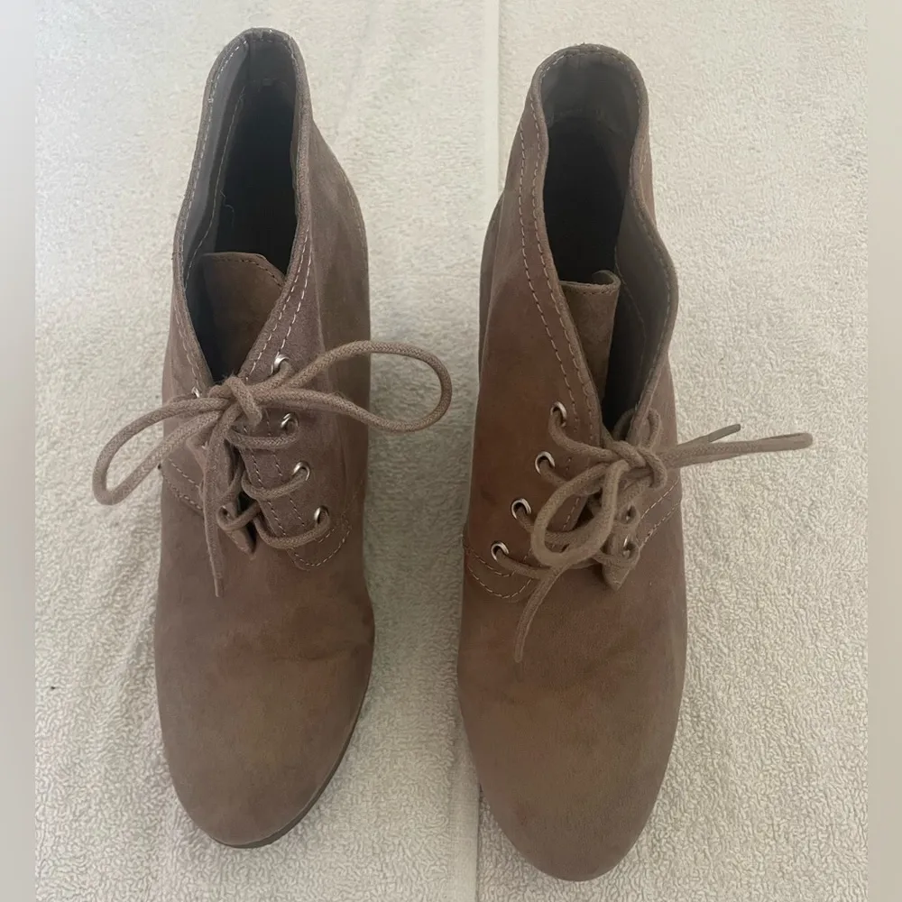 Faux Suede Closed Toe, Wedged Heel, Ankle Booties Gray Size 8 - Image 3