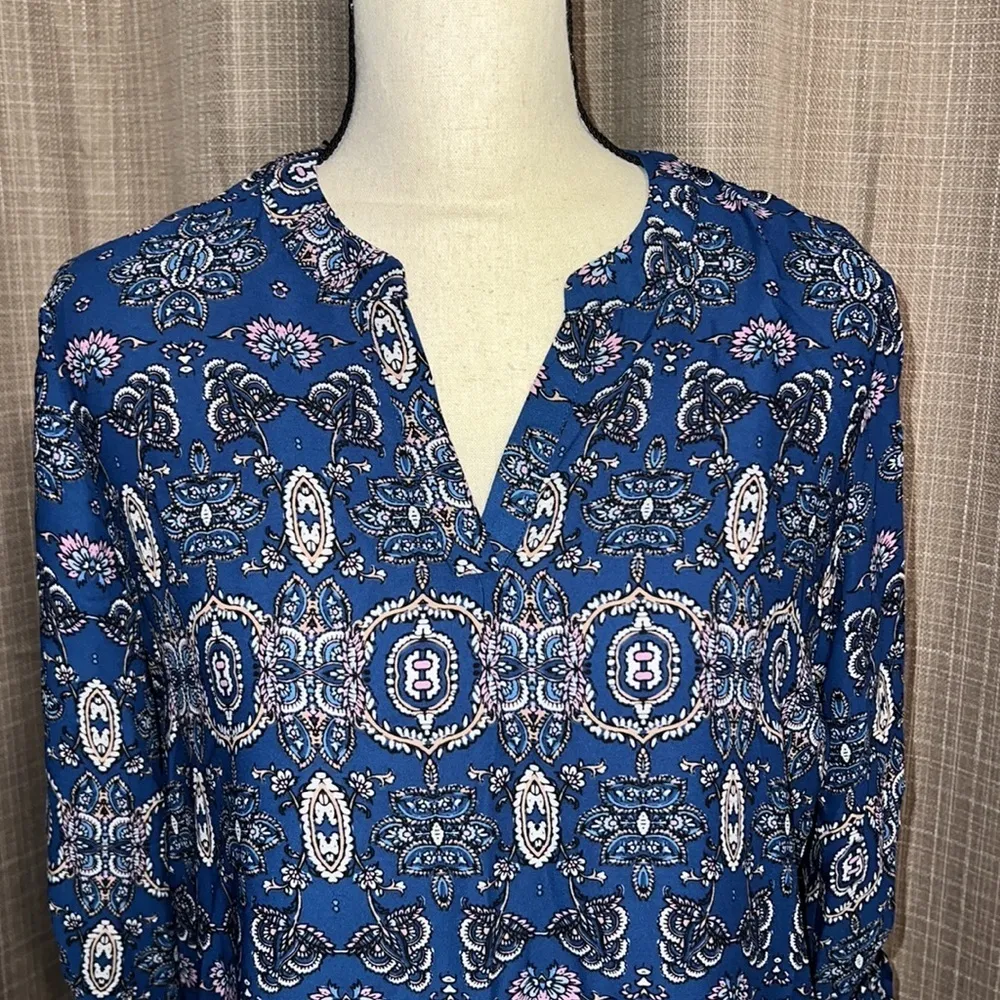 Pink Rose women’s size medium hi low blue paisley roll tab sleeves lightweight - Image 2