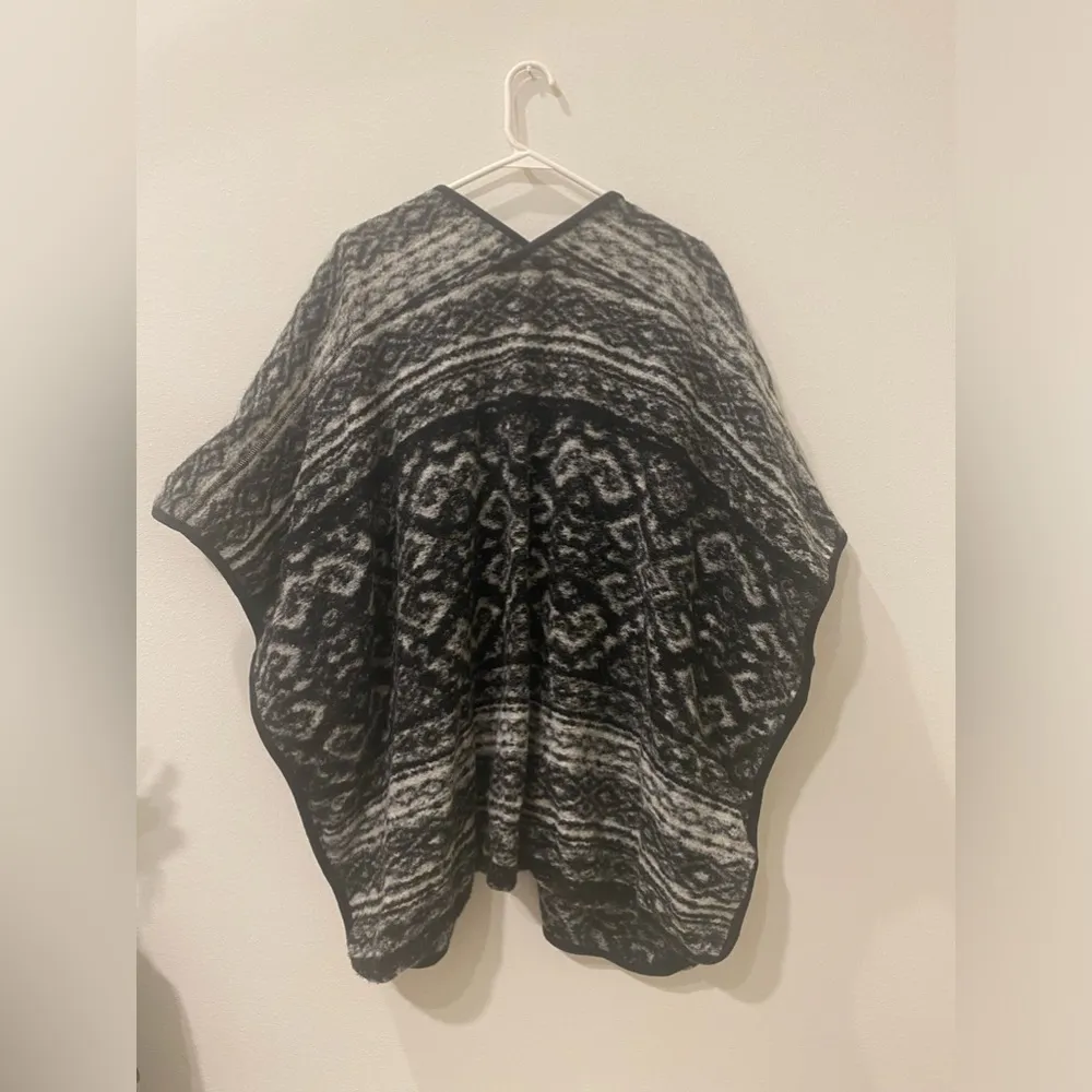 Lucky Brand Blanket Poncho - Image 4