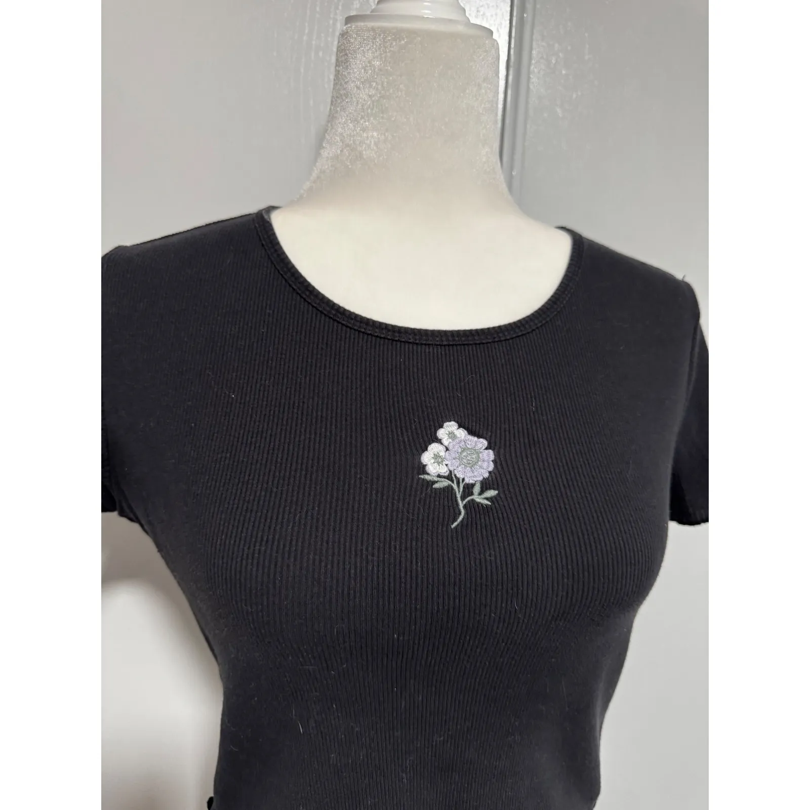 Hollister Black Ribbed Baby Tee Embroidered Flower Lettuce‎ Trim Cropped Small - Image 2