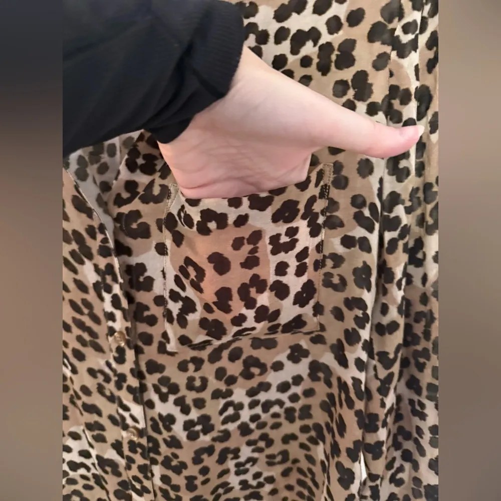 Cloth & Stone Cheetah Print Leopard Button Down Collared Shirt Blouse Size Small - Image 3