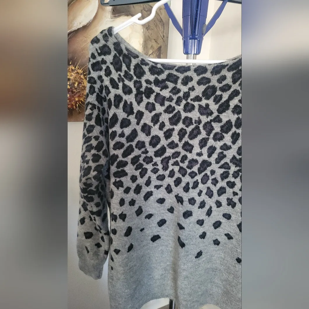 Lascana Venus leopard print cold shoulder sweater sz. M - Image 5