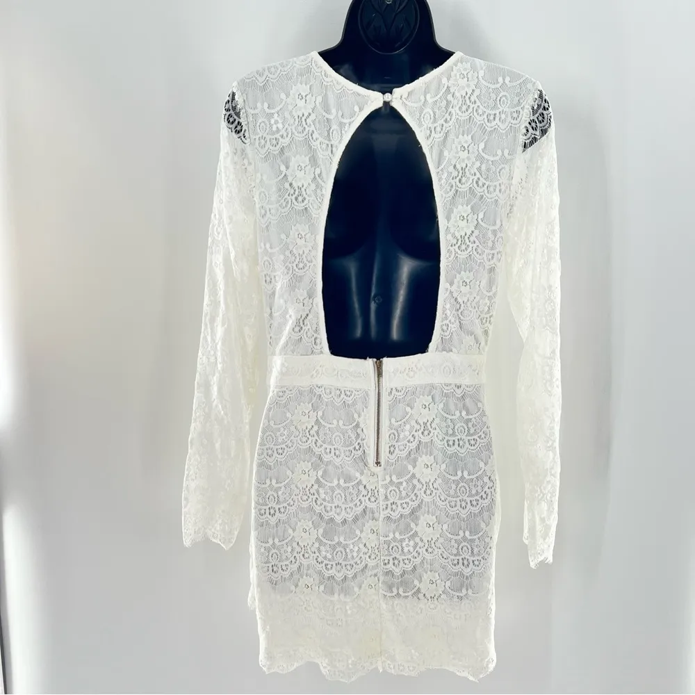 AKIRA White Lace Robe with Plunge Neckline - Image 6