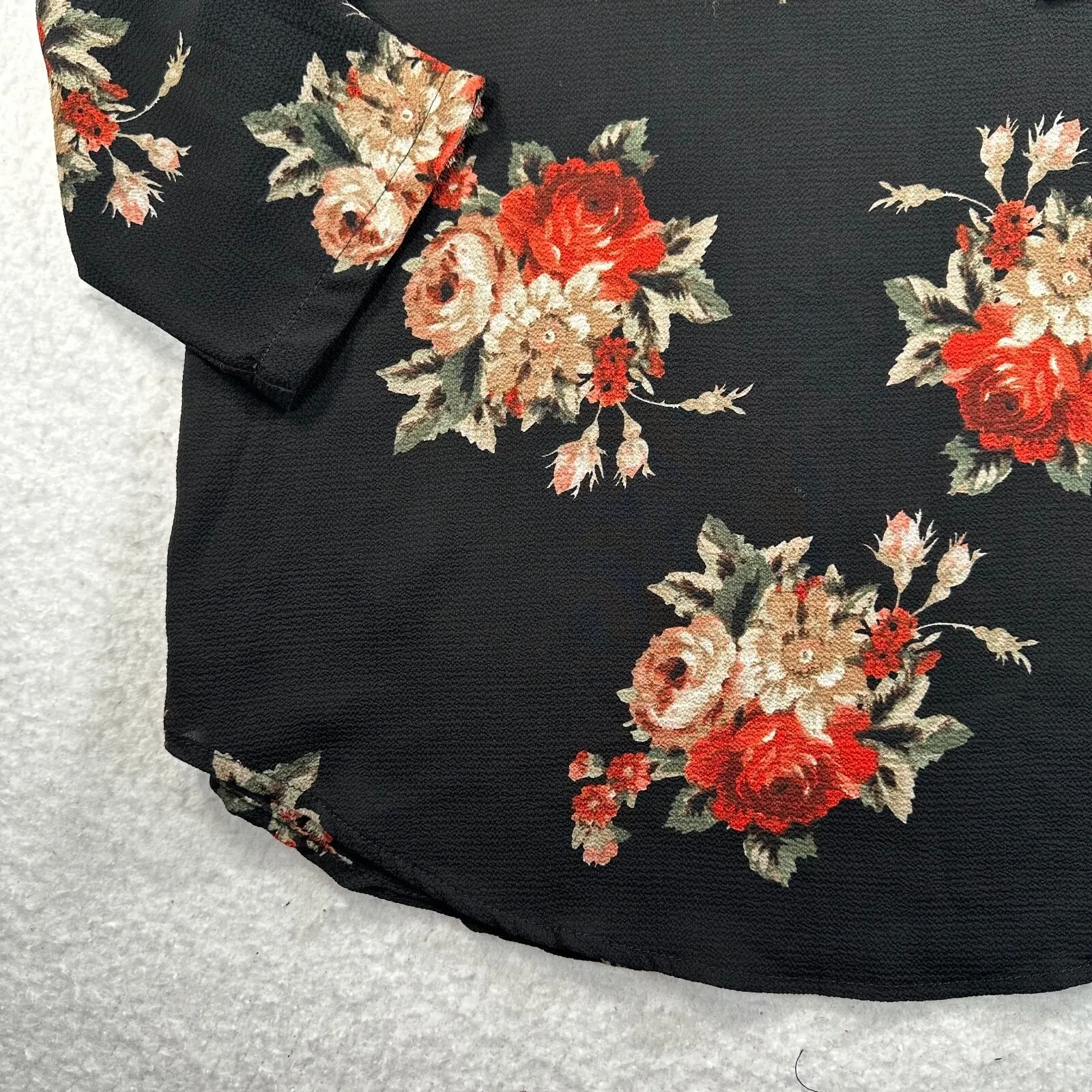 Le Lis Black Floral Blouse Top Womens Size Large Pocket Round Neck 3/4 Sleeve - Image 2