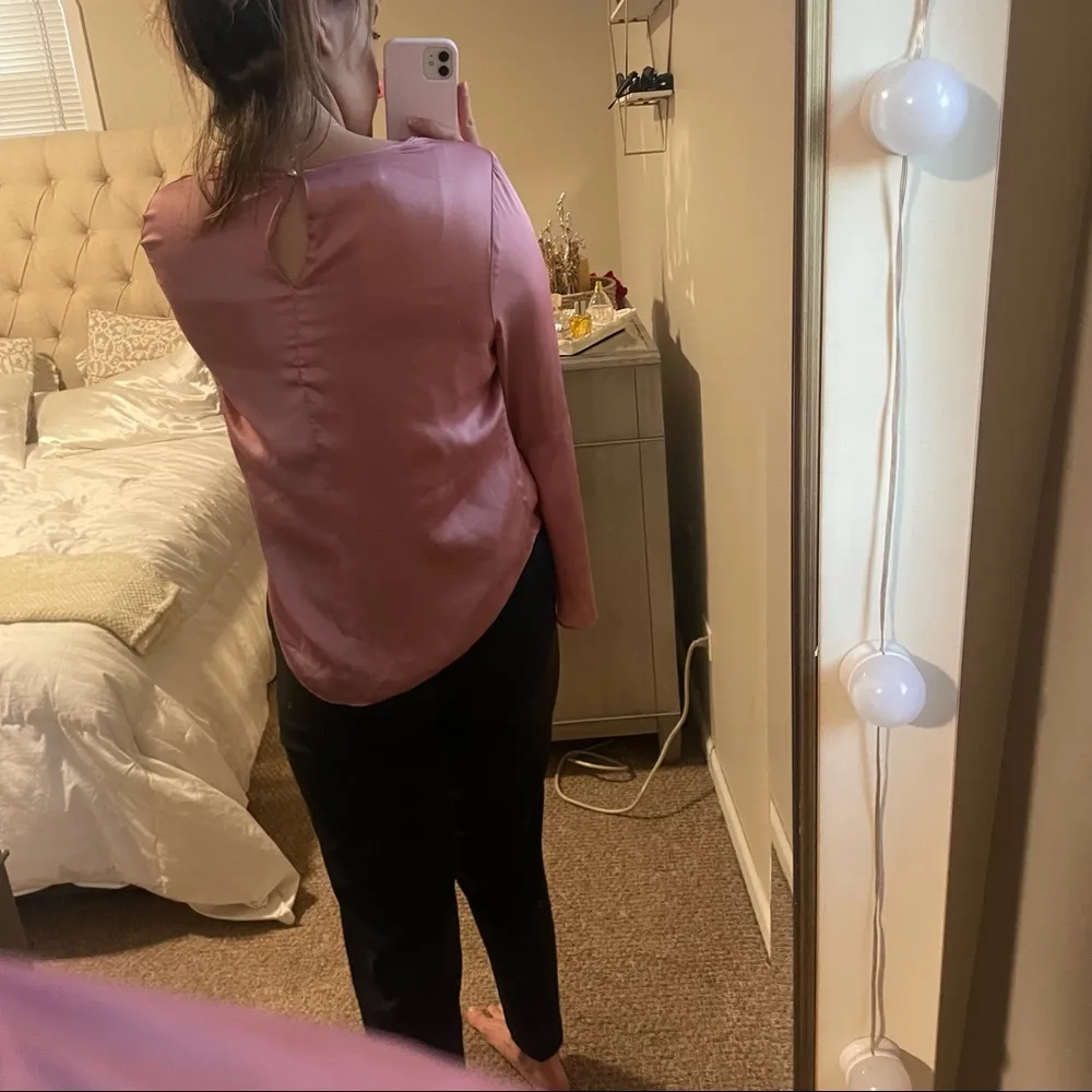 White House Black Market pink satin long sleeve blouse! - Image 4