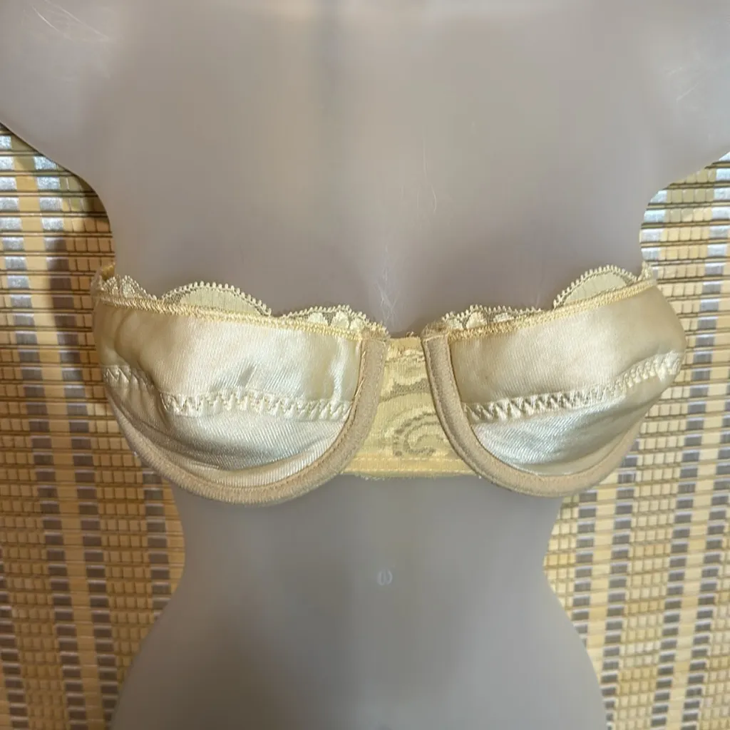 Victoria’s Secret 1970s/1980s Lightly Padded Cream Underwire Strapless Bra 34B - Image 11