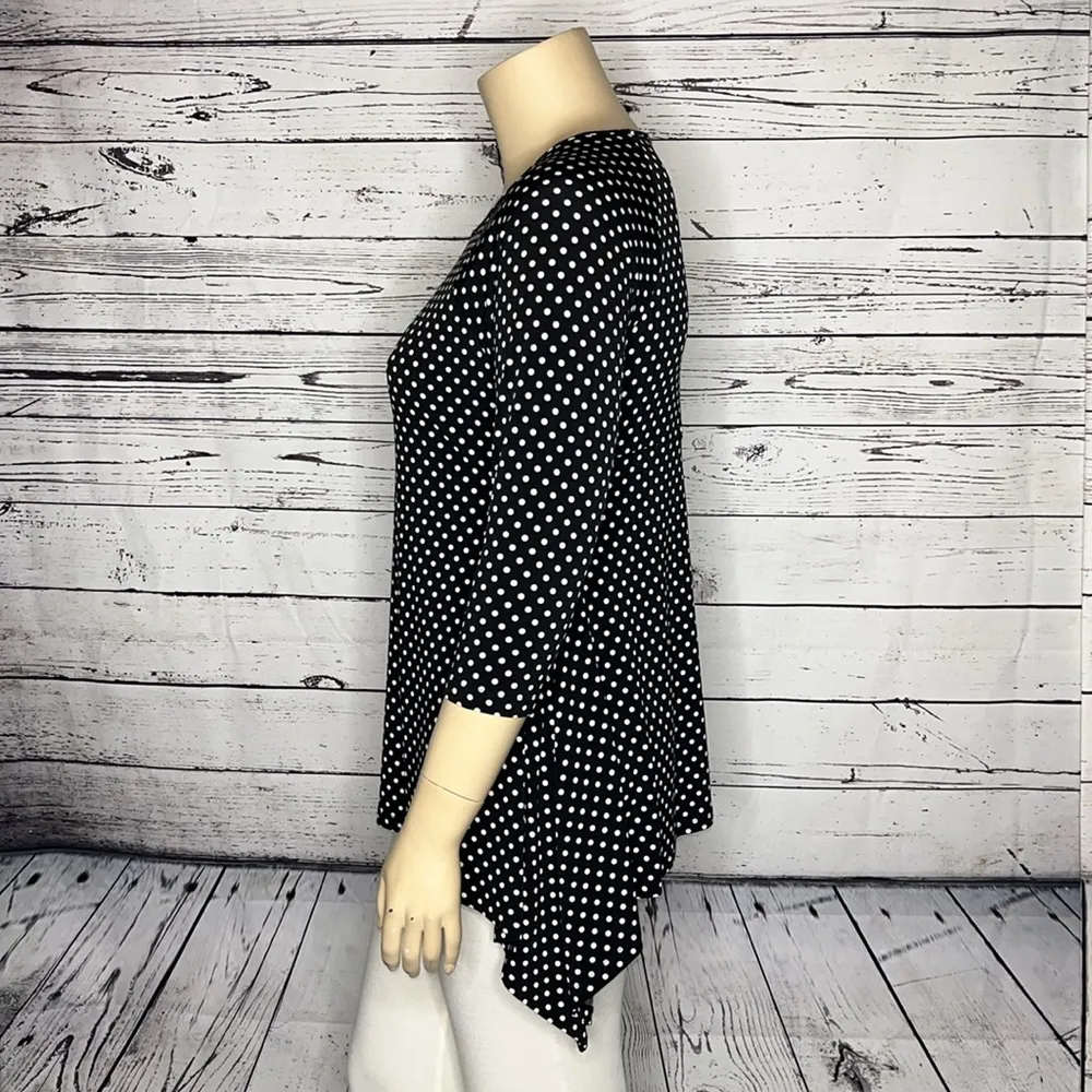 Chaus New York NWT Size XL Black & White Polka Dot Sharkbite Hem Blouse Top - Image 2