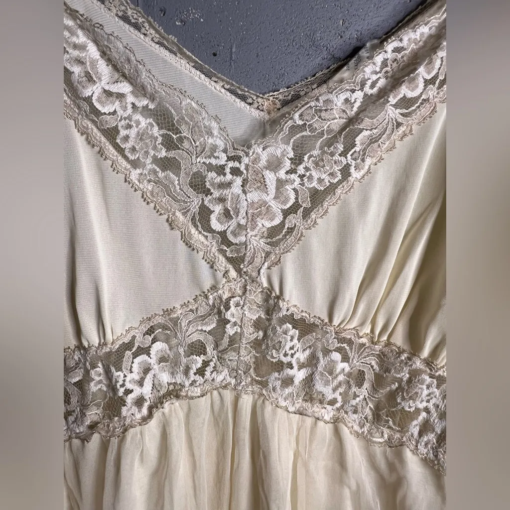 Vintage nightgown with lace detailing in size Small - Image 4